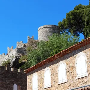 hyeres-var-paca-france-campings-chateau-medieval-colline-resasol-vacances-loisirs-evenements