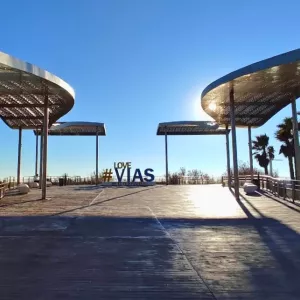 vias-plage-herault-occitanie-france-campings-bienvenue-hashtag-panneau-entree-place-soleil-ciel-bleu-resasol-vacances-loisirs-evenements