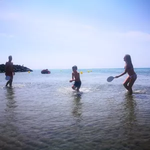 vias-plage-herault-occitanie-france-campings-famille-jeux-aquatique-mer-mediterranee-raquette-balle-maman-papa-enfant-fils-resasol-vacances-loisirs-evenements