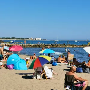 vias-plage-herault-occitanie-france-campings-plage-parasol-personnes-detente-resasol-vacances-loisirs-evenements