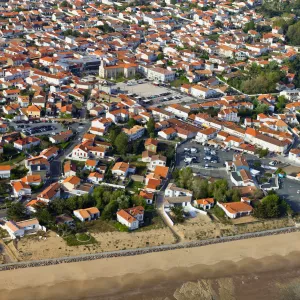 La Tranche-sur-Mer-vendee-pays-de-la-loire-france-campings-drone-vue-aerienne-ville-eglise-bord-de-mer-resasol-vacances-loisirs-evenements
