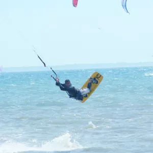 La Tranche-sur-Mer-vendee-pays-de-la-loire-france-campings-kite-surf-ocean-atlantique-homme-vent-planche-resasol-vacances-loisirs-evenements