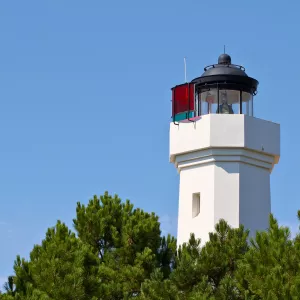 La Tranche-sur-Mer-vendee-pays-de-la-loire-france-campings-phare-embleme-nature-rouge-blanc-resasol-vacances-loisirs-evenements