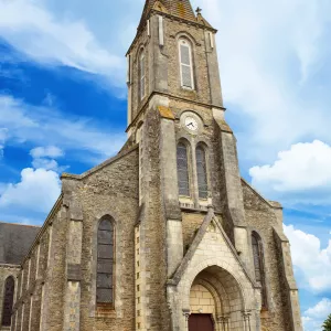 eglise-saint-gildas-penestin-morbihan-bretagne-france-campings-batiment-catholique-horloge-nuageurx-resasol-vacances-loisirs-evenements