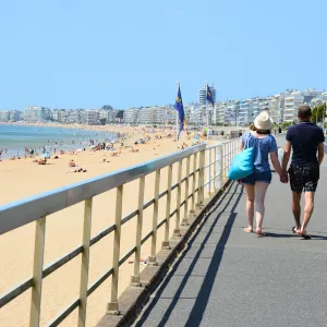 la-baule-escoublac-loire-atlantique-pays-de-la-loire-france-campings-couple-plage-marche-route-baie-resasol-vacances-loisirs-evenements 