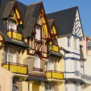 la-baule-escoublac-loire-atlantique-pays-de-la-loire-france-campings-maison-ancienne-jaune-marron-bois-resasol-vacances-loisirs-evenements