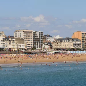 les-sables-d-olonne-vendee-pays-de-la-loire-france-campings-panorama-remblai-saison-ete-monde-personnes-vacanciers-sejour-population-station balneaire-resasol-vacances-loisirs-evenements