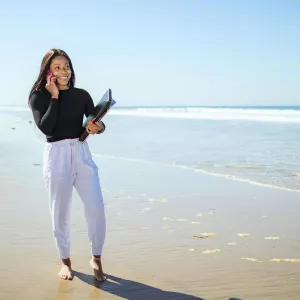 teletravail-dans-les-landes-plage-ocean-femme-fille-heureuse-joie-contente-telephone-ordinateur-vacances