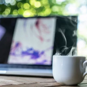 travail-a-domcile-teletravail-cafe-the-dehors-exterieur-ordinateur-nature
