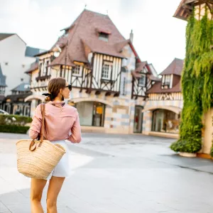 belle femme marchant dans la vieille ville de Deauville célèbre endroit francais en normandie