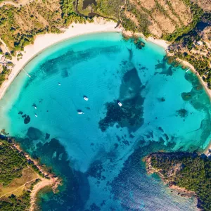 vue aérienne de la plage de Rondinara sur l'île de Corse en France en bord de mer