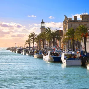 RESASOL FRANCE LE-GRAU-DU-ROI tourisme maritime avec le phare et les bateaux du port dans le Sud de la France en bord de mer