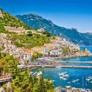 Vue scène carte postale de la magnifique ville d'Amalfi célèbre pour son littoral avec le Gulf of Salerno Campania en Italie