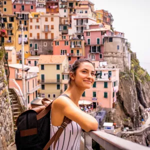 femme touriste se relaxant avec vue sur la mer et regardant la magnique ville de Riomaggiore Cinque Terre