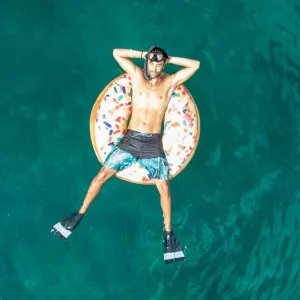 book-activites-2025-v8-catégorie-natutique-et-aquatique-un-homme-dans-l'eau-sur-une-bouée-avec-palmes-et-tuba