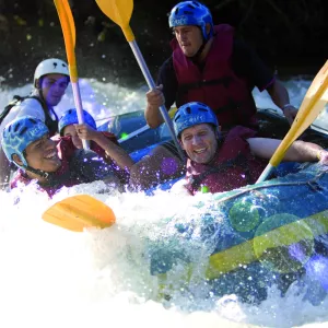 book-activites-2025-v8-groupe-de-personnes-qui-fait-du-rafting-avec-pales-et-sourires-sur-les-visages