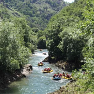 Le parcours rafting dans des courants d'eau et rapides idylliques, entouré par la forêt et les paysages à couper le souffle.