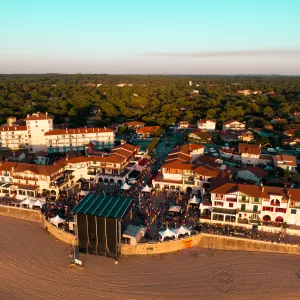 Latinossegor festival de musique latine Hossegor Landes culture latine danse latine musique salsa bachata reggaeton festival été activités ; vue drone de la Plage Centrale avec l'énorme spectacle 