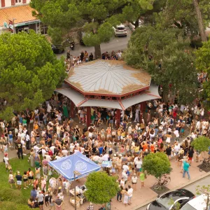 activités familiales gastronomie latine concerts en plein air Place des Landais gratuit Latinossegor festival de musique latine Hossegor Landes ; vue drone centre ville Soorts
