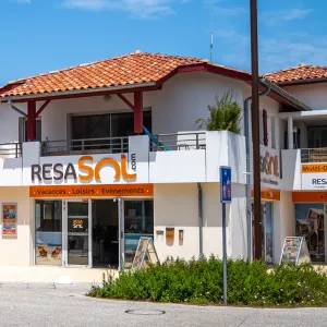 Agence Resasol tourisme à Vieux Boucau pour faire connaître les Landes et de nombreuses destinations partout en Europe en bord de mer avec parcs aquatique et clubs enfants animations