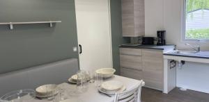 Stacaravan Confort 36m² - 2 slaapkamers - voor mindervaliden + Half-schaduwrijk terras