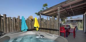 Stacaravan Trio Premium met airconditioning 3 slaapkamers jacuzzi + TV - by maeva