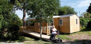 Stacaravan Confort PMR 29m² - 2 kamers - Overdekt terras - TV