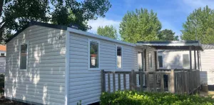 Stacaravan Confort 26m² 2 slaapkamers + Half -schaduwrijk terras (landzijde)