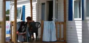 Stacaravan Confort 26m² 2 slaapkamers + Half -schaduwrijk terras voor mindervaliden (strandkant)
