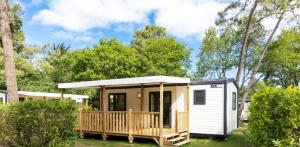 Stacaravan Premium 40m² (2 slaapkamers) - 2 badkamers + terras + TV