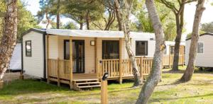 Stacaravan Premium 40m² (3 slaapkamers) + terras + TV + Vaatwasmachine