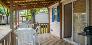 Stacaravan Phoenix met airconditioning 2 slaapkamers + TV (4 volwassenen + 1 kind -12 jaar)