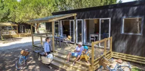 Premium stacaravan 30 m² – 2 slaapkamers – onoverdekt terras + tv + beddengoed en handdoeken + airco – 7 nachten