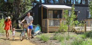 Premium Mobilheim 34m² (2 Schlafzimmer ) + Terrasse + TV + Bettwäsche und Handtücher - 7 nachten