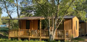COZY Lodge „804“: 2 Schlafzimmer + Überdachte Terrasse + Geschirrspüler + TV (30 m² / 2026)