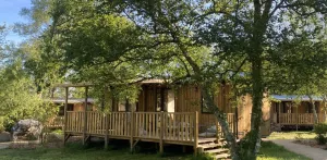 COZY Lodge „844“: 2 Schlafzimmer + Überdachte Terrasse + Geschirrspüler + TV (32 m² / 2026)