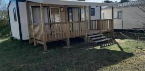 Stacaravan Premium  2 slaapkamers + Half -schaduwrijk terras + airconditioning (Landkant)