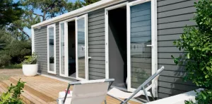 Mobilheim PRESTIGE 33m² (2 Zimmer - Überdachte Terrasse - 2 Badezimmer) + TV + Geschirrspüler + Klimaanlage
