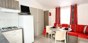 Stacaravan Authentique 2 slaapkamers + TV - by maeva