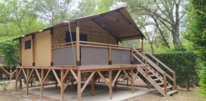 Lodge op palen Confort 30m² (2 slaapkamers) overdekt terras 10m² (zonder privé sanitair)