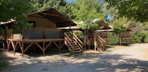 Lodge op palen Confort 46m² (2 slaapkamers) overdekt terras 10m² - zonder privé sanitair