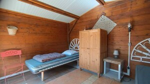 Pequeño chalet dormitorio de madera (sin cocina ni agua)