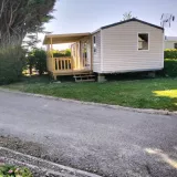 NEU // Premium-Mobilheim 32 m² (3 Schlafzimmer) + überdachte Terrasse + TV + air cooler + Grill