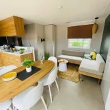 NEW // Mobilheim Premium 40m² (3 Schlafzimmer) + Überdachte Terrasse + TV + air cooler+ 2SDB + BBQ