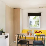 Stacaravan Confort TV PLUS 2 slaapkamers | CONFORT - 26m² - overdekt terras - TV - plancha