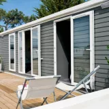 Mobilheim PRESTIGE 33m² (2 Zimmer - Überdachte Terrasse - 2 Badezimmer) + TV + Geschirrspüler + Klimaanlage